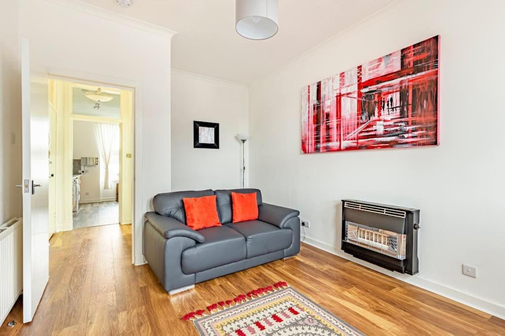 Spacious Stylish Centraly Located Flat Near Beach Largs Exterior photo