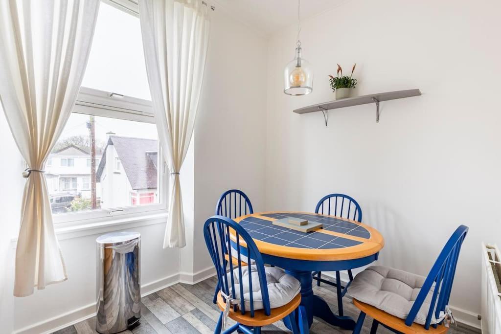 Spacious Stylish Centraly Located Flat Near Beach Largs Exterior photo