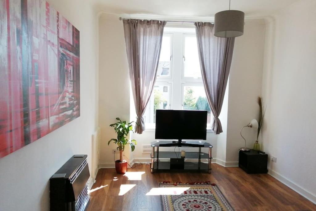 Spacious Stylish Centraly Located Flat Near Beach Largs Exterior photo